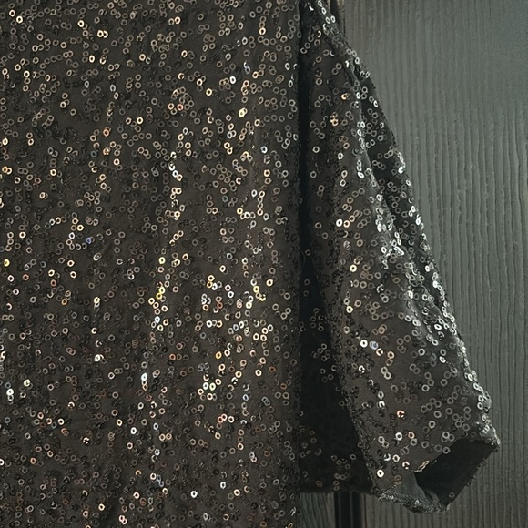Black sequinned short sleeved shirt. - Picture 3 of 3
